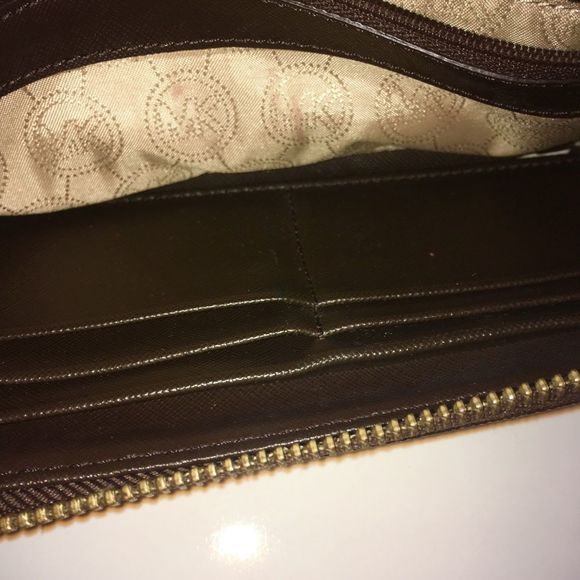 Michael Kors Brown Monogram Jet Set Zip Wallet - Picture 6 of 8